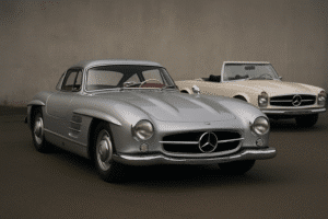 Deux Mercedes iconiques : une 300 SL Gullwing argentée et une 280 SL Pagode crème, exposées sur fond neutre, symboles de l’élégance automobile.