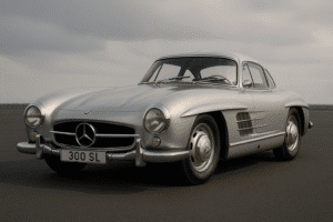 Mercedes-Benz 300 SL Gullwing argentée des années 1950, photographiée sur une piste avec un ciel nuageux, mettant en valeur son design intemporel